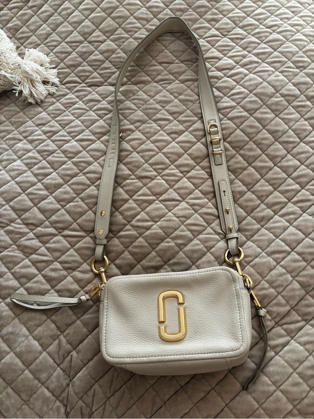 Marc Jacobs Soft Pebbled Leather Snapshot Crossbody - Light Cream Crossbody